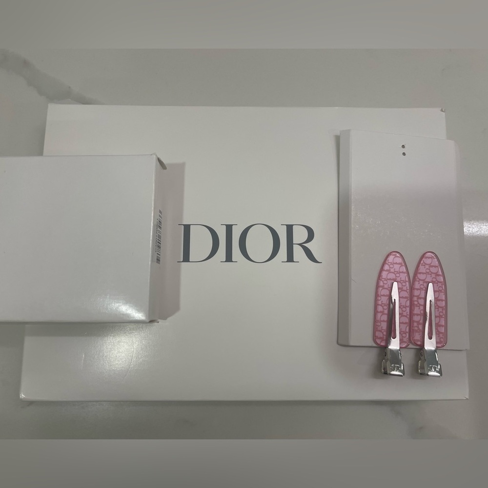 Dior Beauty Set - Quilted Mirror, Cosmetic Bag, Hair Clips, and more… Dior Set - Picture 4 of 10
